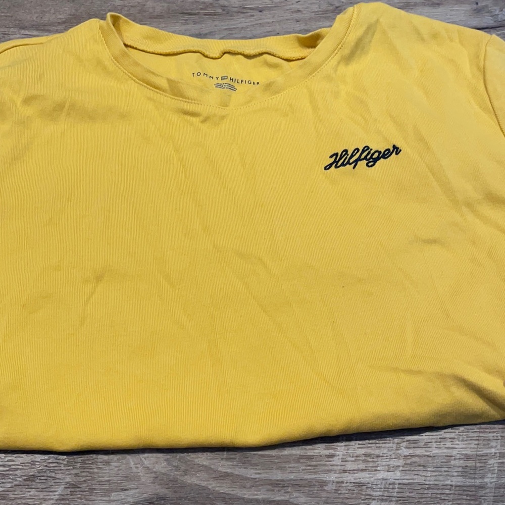 From Tommy Hilfiger. Short sleeved shirt. Size XL. Yellow